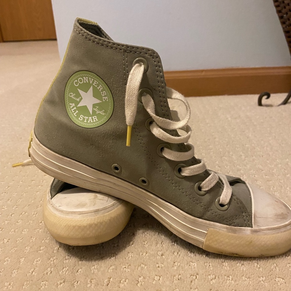 Womens 7 green hightop converse